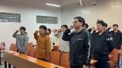 一群人站在室内AI 生成的内容可能不正确。